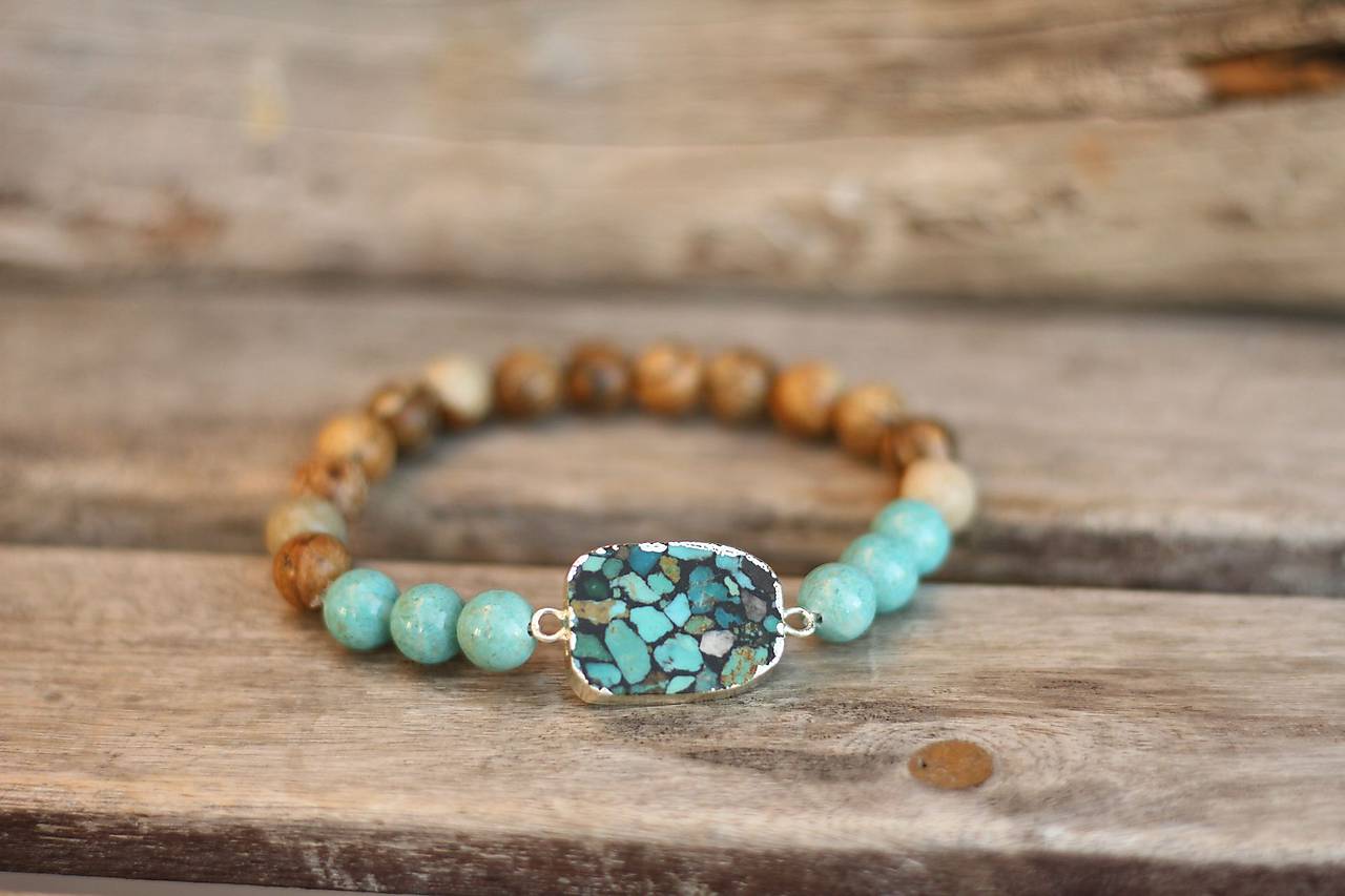 Náramok z minerálu tyrkys, tyrkenit a jaspis