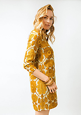 Krátke žlté kvetované šaty