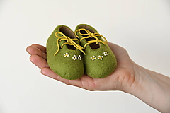Detské topánky - vlnené plstené capačky 9cm - zelené s bielymi kvietkami  - 11448621_