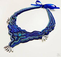 Náhrdelníky - Luxusný modrý šitý náhrdelník s krištálmi - VLNOBITIE - 11453843_