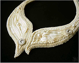 Náhrdelníky - Luxusný béžový šitý nárhdelník so Swarovski krištálmi a perlami  - 11456832_