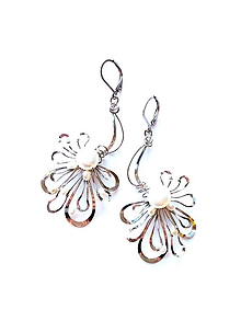 Náušnice - Náušnice, květy s bílými perlami, zakázková výroba - 11456942_