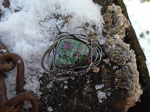 Prívesok Rubín vo Fuchsite 