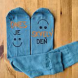 Ponožky, pančuchy, obuv - Motivačné maľované ponožky s nápisom "Dnes je skvelý deň" (Sada 2 párov ponožiek s nápismi ”Dnes je skvelý deň" a "Usmej sa”) - 11457110_