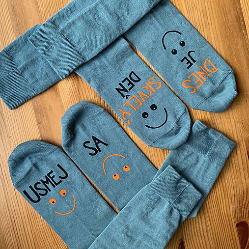 Motivačné maľované ponožky s nápisom "Dnes je skvelý deň" (Sada 2 párov ponožiek s nápismi ”Dnes je skvelý deň" a "Usmej sa”)