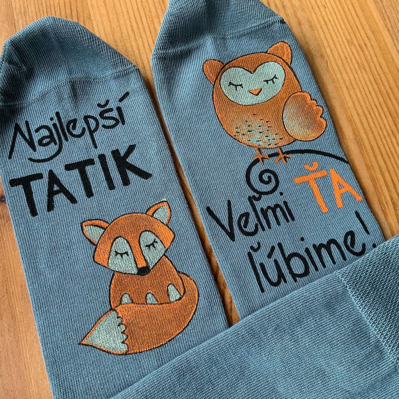 Maľované rozprávkové sivomodré ponožky s nápisom "Najlepší (TATIK / Veľmi Ťa ľúbime")