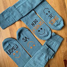 Ponožky, pančuchy, obuv - Motivačné maľované ponožky s nápisom "Dnes je skvelý deň" (Sada 2 párov ponožiek s nápismi ”Dnes je skvelý deň" a "Usmej sa”) - 11457105_