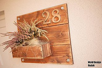 Dekorácie - Dekoračná tabuľa s popisným číslom domu a kvetináčom zo smrekového dreva - 11455283_