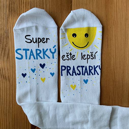Maľované pánske ponožky s nápisom : "Super OCKO (starký)/ ešte lepší DEDKO (prastarký)" (biele 2)