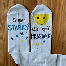 Ponožky, pančuchy, obuv - Maľované pánske ponožky s nápisom : "Super OCKO (starký)/ ešte lepší DEDKO (prastarký)" (biele 2) - 11458415_