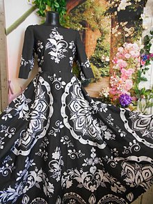 Šaty - FLORAL FOLK " Slovenská ornamentika ", spoločenské dlhé šaty Black & white (lodičkový výstrih) - 11461033_
