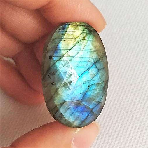 Minerály - brúsený matný labradorit 32 x 21 mm, 33 ct - 11462117_