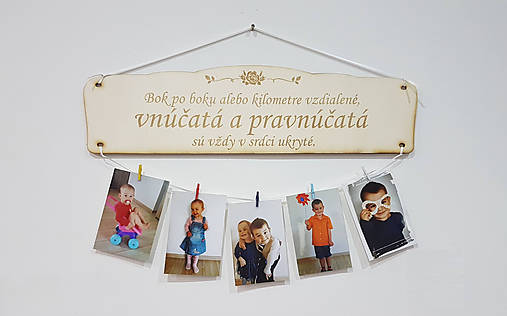 Drevená tabuľka bok po boku vnúčatá a pravnúčatá 55x15cm