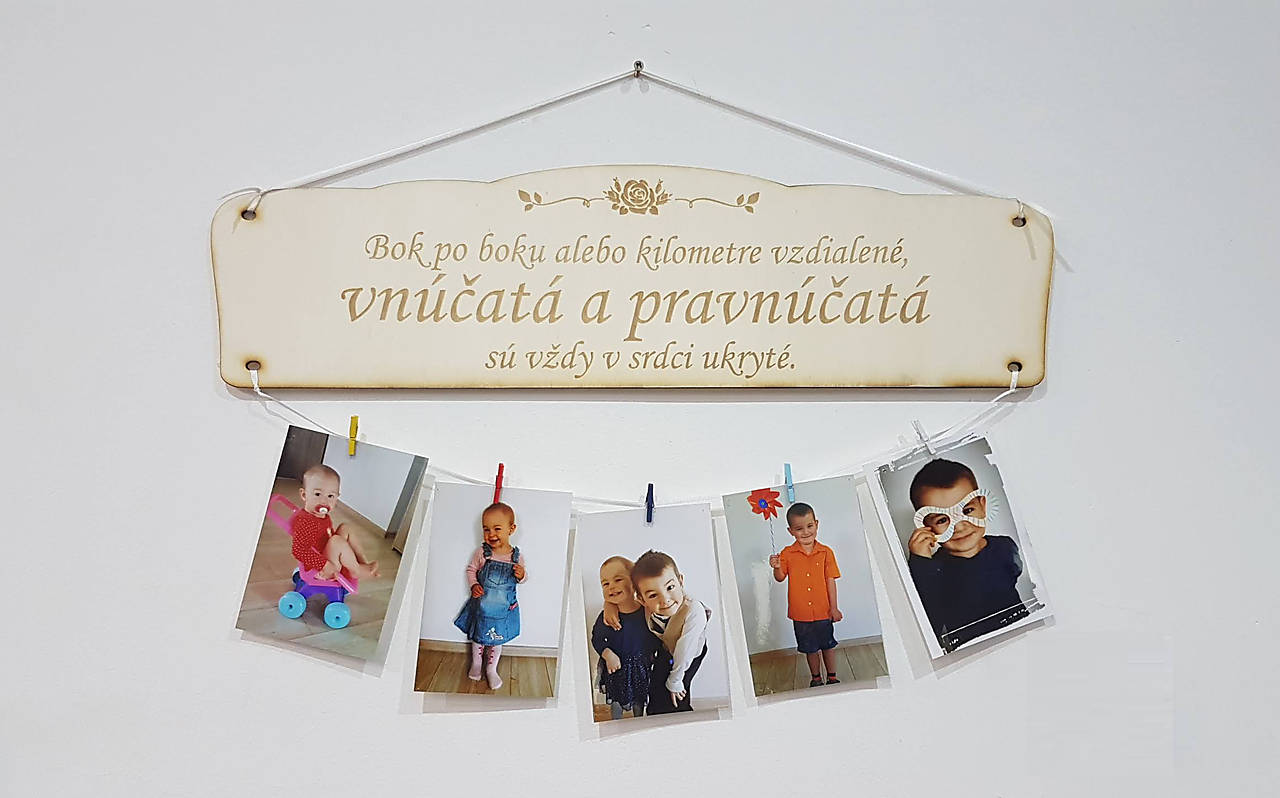 Drevená tabuľka bok po boku vnúčatá a pravnúčatá 55x15cm