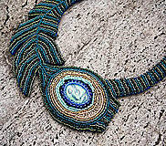 Náhrdelníky - Pávie pierko - autorský dizajnový náhrdelník  - zľava 50% - pôvodná cena 99 eur - 11465558_