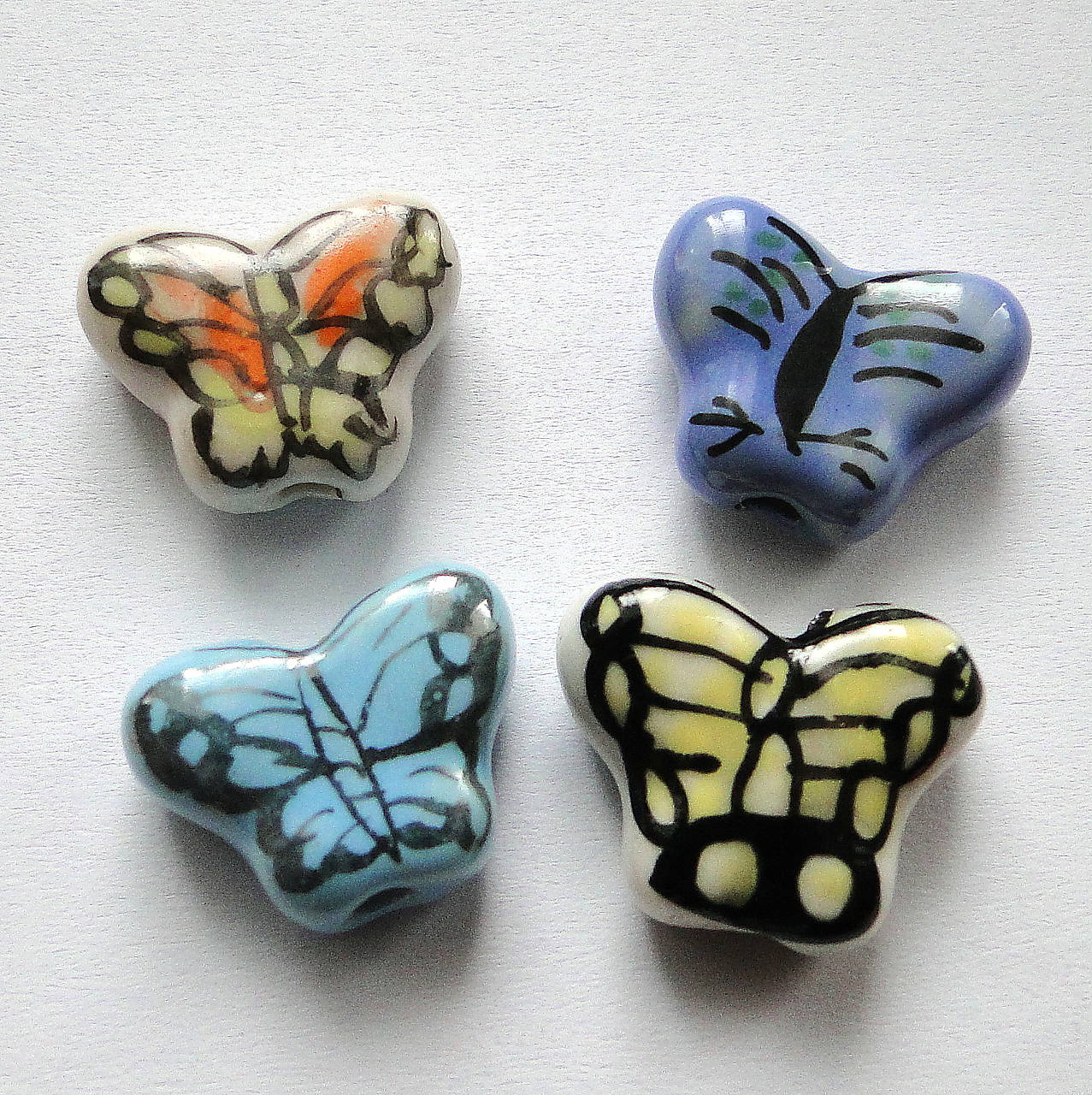 Porcelán.motýlik 13x17mm-1ks