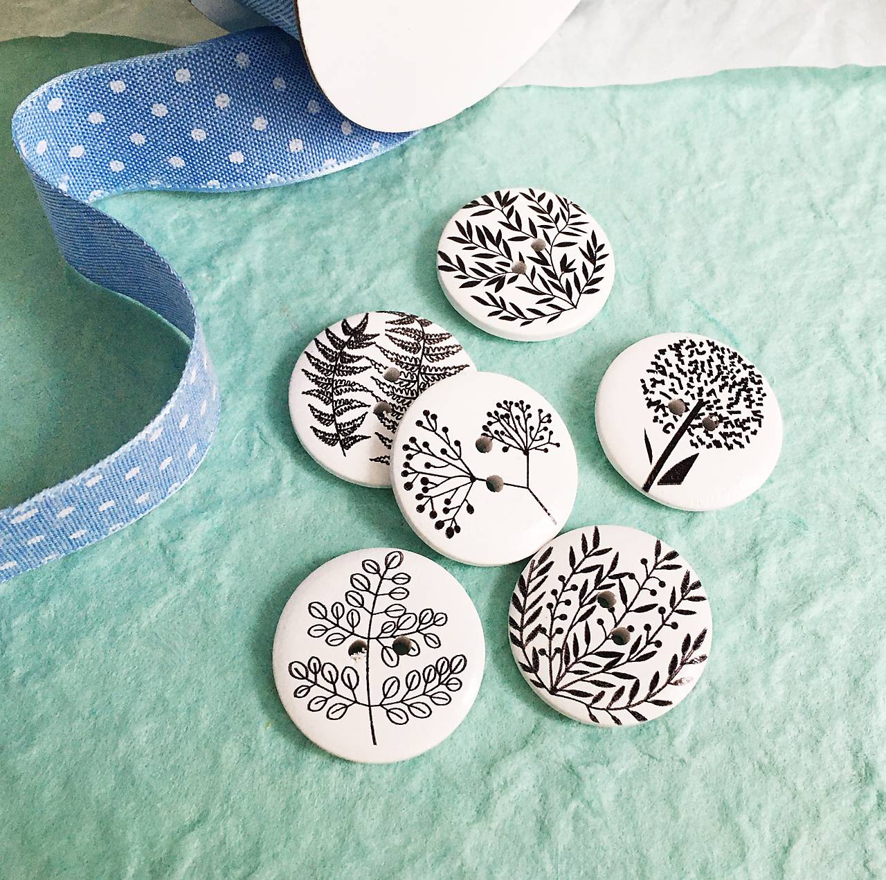 ozdobné drevené gombíky Listy