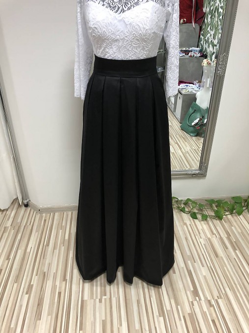Čierna skladaná sukňa