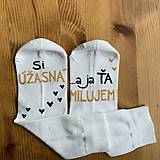 Ponožky, pančuchy, obuv - Maľované zamilované ponožky s nápisom: “Si úžasný manžel / a ja Ťa milujem” (Biele (dámske - si úžasná)) - 11475253_
