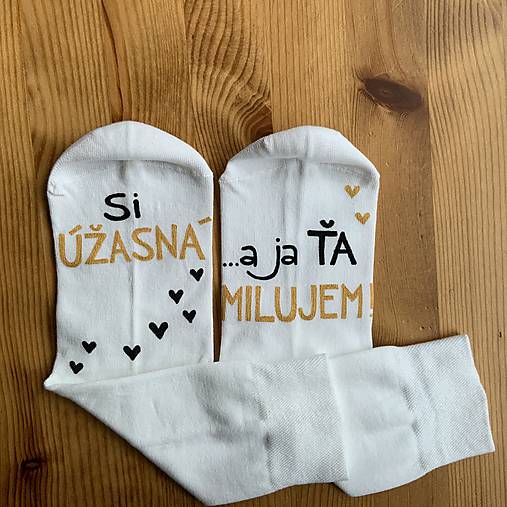 Maľované zamilované ponožky s nápisom: “Si úžasný manžel / a ja Ťa milujem” (Biele (dámske - si úžasná))
