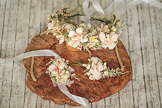Ozdoby do vlasov - Romantický kvetinový set (venček, náramok s čipkou, pierko pre ženícha) - 11478526_
