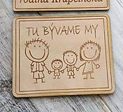 Tabuľky - Tabuľka na dvere "TU BÝVAME MY" - 11479660_