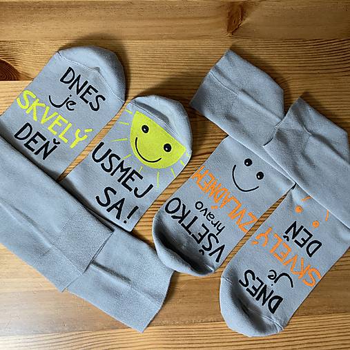 Motivačné maľované ponožky s nápisom "Dnes je skvelý deň" (SVETLOSIVÉ ("Dnes je skvelý deň/ Všetko hravo zvládnem!”))