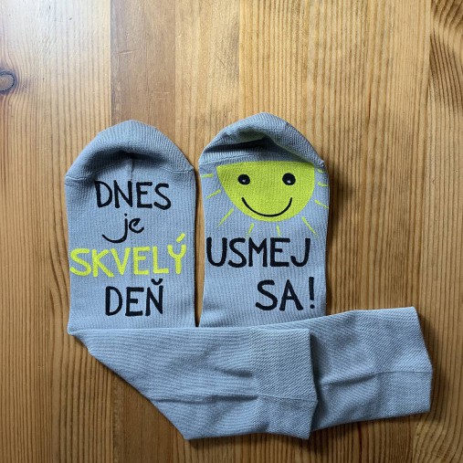 Motivačné maľované ponožky s nápisom "Dnes je skvelý deň" (SVETLOSIVÉ ("Dnes je skvelý deň/ Usmej sa!”))