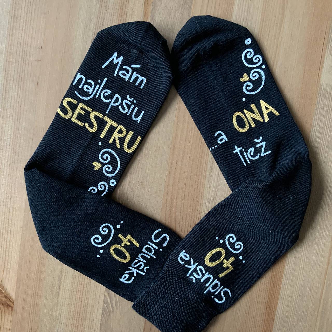 Maľované čierne ponožky k sestriným narodeninám