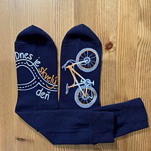 Ponožky, pančuchy, obuv - Maľované čierne ponožky s bicyklom a menom (S nápisom “Dnes je skvelý deň”) - 11479422_
