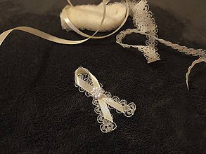 Svadobné pierka - Béžové čipkované pierko s kvetom - 11484704_