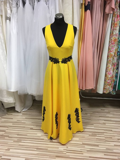 Žlté šaty s aplikáciou