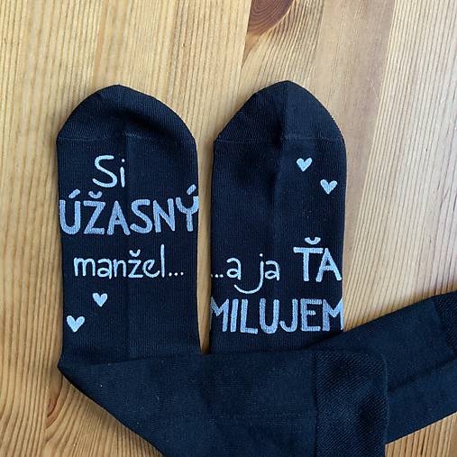 Maľované zamilované ponožky s nápisom: “Si úžasný manžel / a ja Ťa milujem” (čierne)