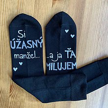 Ponožky, pančuchy, obuv - Maľované zamilované ponožky s nápisom: “Si úžasný manžel / a ja Ťa milujem” (čierne) - 11487841_