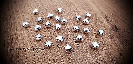Korálky - Korálka srdiečko 5x6 mm - strieborné - 11490761_