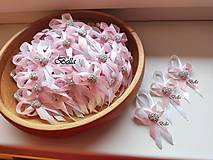 Jemné elegantné ružové pierka pre hostí 
