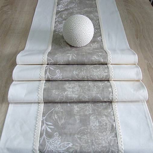  - Biele ľalie na béžovej - stredový obrus  (150 cm x 40 cm) - 11488899_