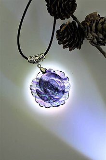 Náhrdelníky - fluorit prívesok - kvet z kameňa - 11491434_