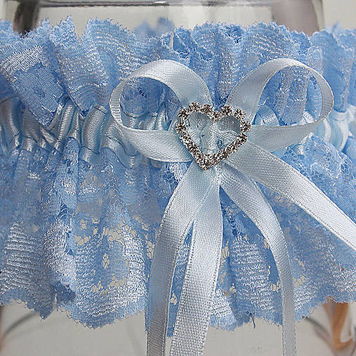 Modry svadboný podväzok so štrasovým srdiečkom