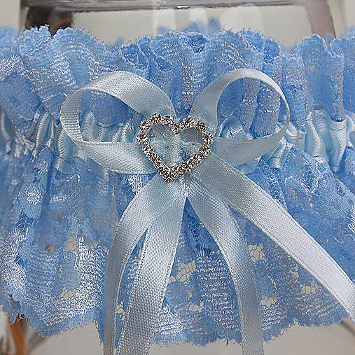 Modry svadboný podväzok so štrasovým srdiečkom