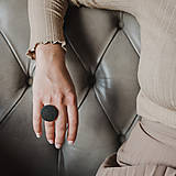 BUTTON {L} výrazný tmavozelený prsteň s kovovým leskom