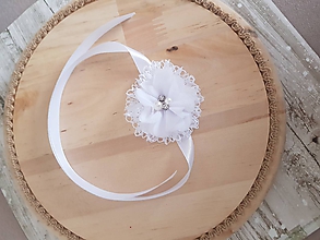 Náramky - svadobný náramok s čipkou,  bielym kvetom a perličkami - 11497575_