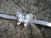 biely náramok pre družičky "motýľ"