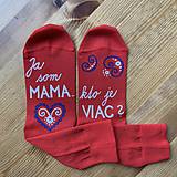 Ponožky, pančuchy, obuv - Maľované ponožky s nápisom: ”Ja som MAMA / kto je VIAC?” - 11505190_