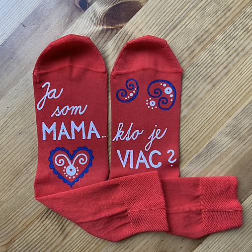 Maľované ponožky s nápisom: ”Ja som MAMA / kto je VIAC?”