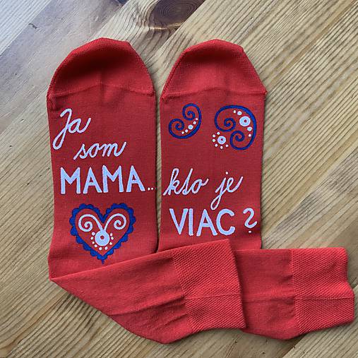Maľované ponožky s nápisom: ”Ja som MAMA / kto je VIAC?”
