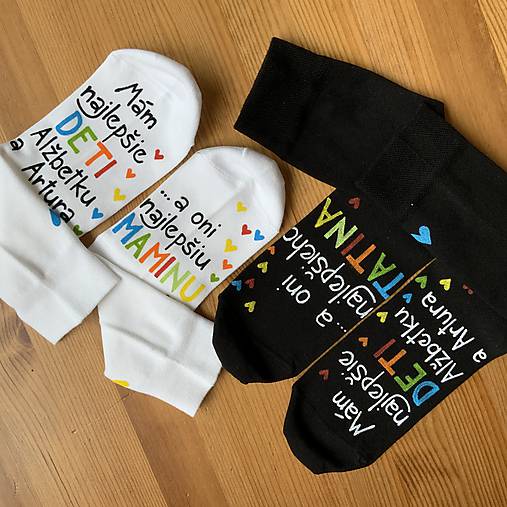 Výnimočná sada maľovaných ponožiek pre "najlepších rodičov, ktorí majú najlepšie deti" (biele + čierne)