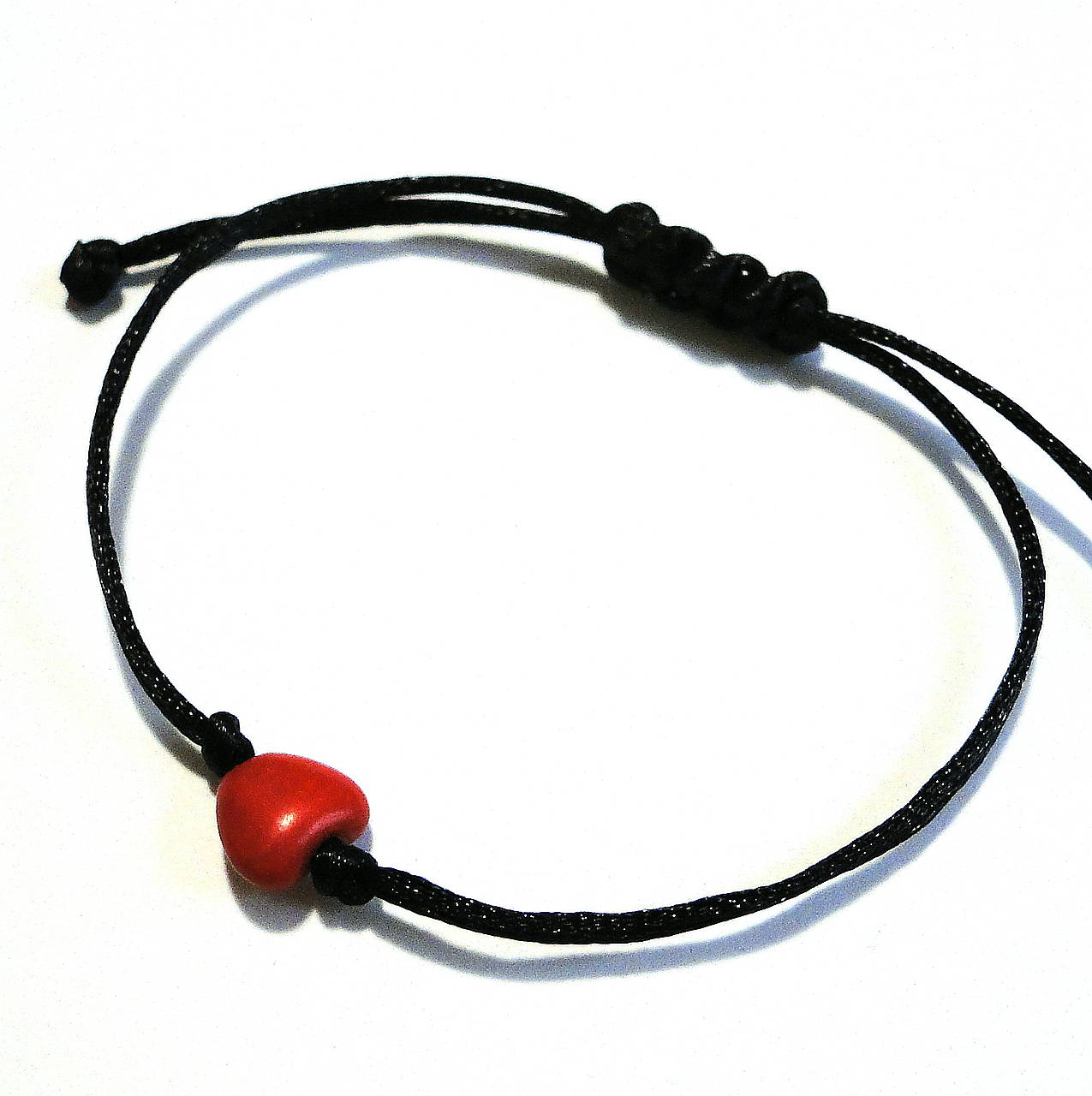 Šnúrkový náramok s howlitovým srdiečkom (čierna)