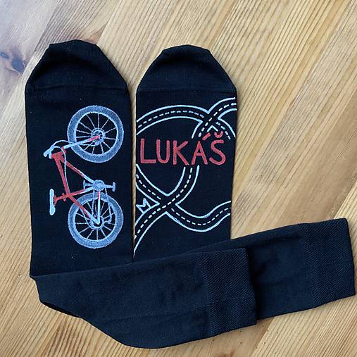 Maľované čierne ponožky s bicyklom a menom (Biela + červená)