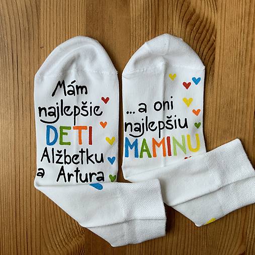 Výnimočná sada maľovaných ponožiek pre "najlepších rodičov, ktorí majú najlepšie deti" (Biele len pre mamu)